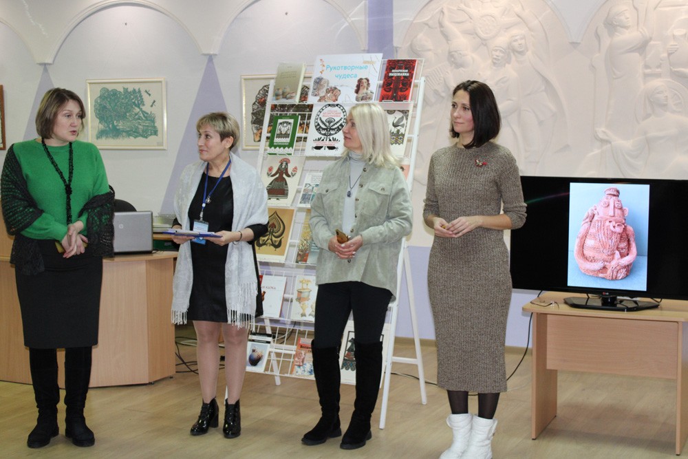 Выставка творческих работ «Наше творчество в бумаге и глине»